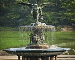 The park is not only beautiful due to flowers and greenery but statues and fountains located inside the park take the beauty beyond the level of expec